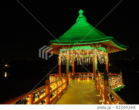 ライトアップされた池の上の小屋 ライトアップされた池の上の小屋 62205268