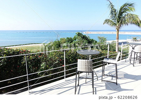海をのぞむテラス　リゾート　イメージ　terrace overlooking the sea 62208626
