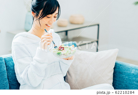 若い女性(サラダ) 若い女性(サラダ) 62210284