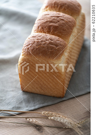 カットする前の焼きたての山型食パン　 62210635