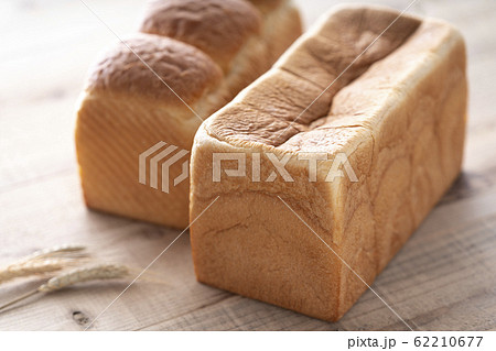 カットする前の焼きたての食パン　プレミアム食パン　イメージ　 62210677