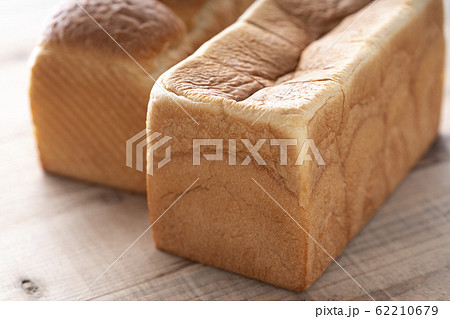 カットする前の食パン　プレミアム食パン　イメージ　 62210679