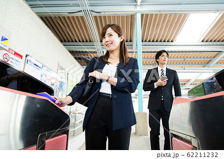 通勤 女性 電車 駅 ビジネスウーマン 撮影協力:京王電鉄株式会社 通勤 女性 電車 駅 ビジネスウーマン 撮影協力:京王電鉄株式会社 62211232