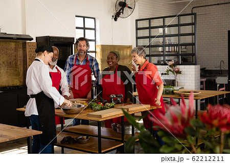 Chef explaining while cooking 62212211