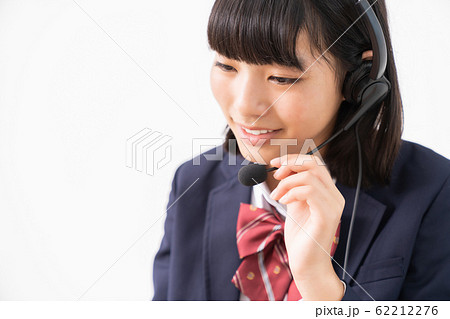 パソコンで勉強する女の子　制服　通信学習 62212276