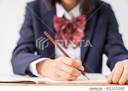 勉強する女の子 制服 ボディーパーツ 手元 勉強する女の子 制服 ボディーパーツ 手元 62212362