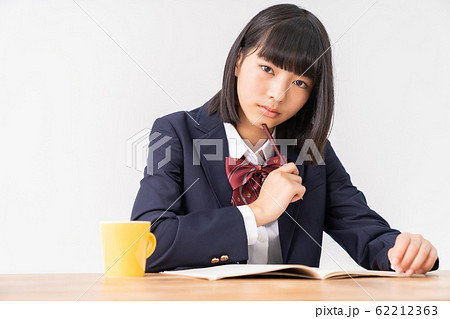 勉強する女の子 制服 考える 勉強する女の子 制服 考える 62212363