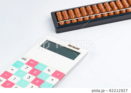 そろばんと電卓 そろばんと電卓 62212927