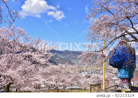 満開の桜を愛でる大きな天狗 満開の桜を愛でる大きな天狗 62213324