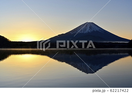 未明の精進湖に逆さ富士 未明の精進湖に逆さ富士 62217422