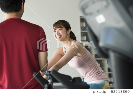 パーソナルトレーニングをする女性 62218860
