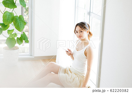 スマホを使う女性 スマホを使う女性 62220382
