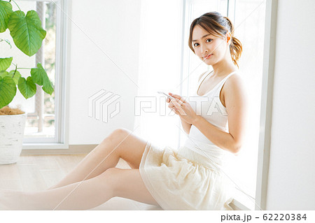 スマホを使う女性 スマホを使う女性 62220384