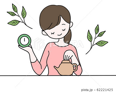 お茶を蒸らしている女性 お茶を蒸らしている女性 62221425