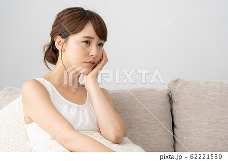 女性　白ワンピース 62221539