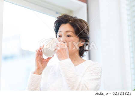 シニアの女性 リビング シニアの女性 リビング 62221825