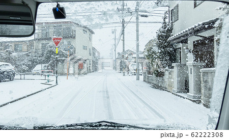 雪道の運転 62222308