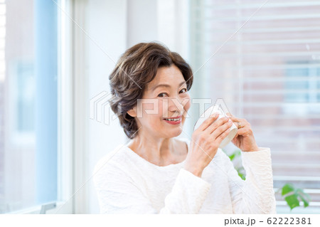 美しいシニア女性 62222381