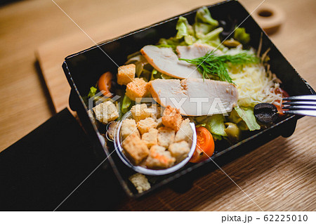 Caesar salad with chicken in lunchbox 62225010