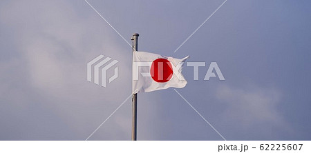風に揺れる日の丸 62225607