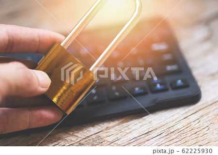 Padlock in hand data security systems computer Padlock in hand data security systems computer 62225930