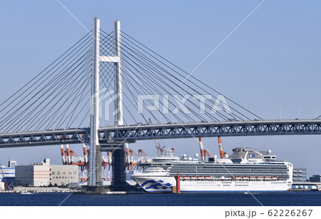 日本の横浜都市景観　新型コロナウイルス・大黒ふ頭のクルーズ船。デッキには多くの人影が＝9日午後 62226267