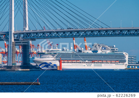 日本の横浜都市景観　新型コロナウイルス・大黒ふ頭のクルーズ船。デッキには多くの人影が＝9日午後 62226269