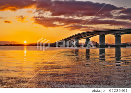 【琵琶湖大橋 (日の出)】 滋賀県守山市今浜町 【琵琶湖大橋 (日の出)】 滋賀県守山市今浜町 62226461