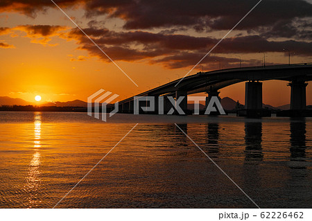 【琵琶湖大橋 (日の出)】 滋賀県守山市今浜町 62226462