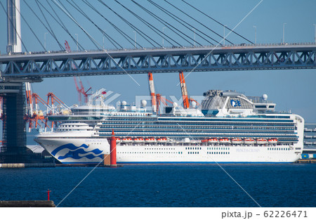 日本の横浜都市景観　新型コロナウイルス・大黒ふ頭のクルーズ船。デッキには多くの人影が＝9日午後 62226471