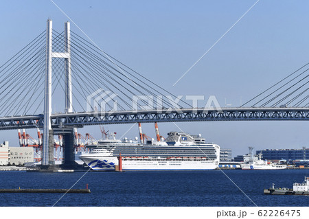 日本の横浜都市景観　新型コロナウイルス・大黒ふ頭のクルーズ船。デッキには多くの人影が＝9日午後 62226475