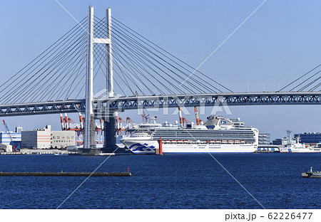 日本の横浜都市景観　新型コロナウイルス・大黒ふ頭のクルーズ船。デッキには多くの人影が＝9日午後 62226477
