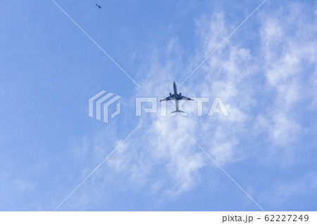 渋谷上空を通過する飛行機 62227249