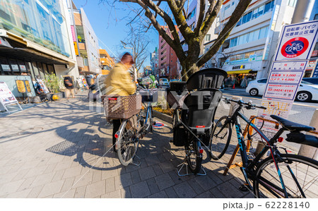 日本の東京都市景観 桜新町駅前の放置自転車（奥は駅出入口） 62228140
