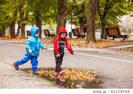 The little romantic couple stroll through the city in the autumn 62228508
