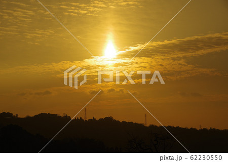 縦に伸びる朝日 縦に伸びる朝日 62230550
