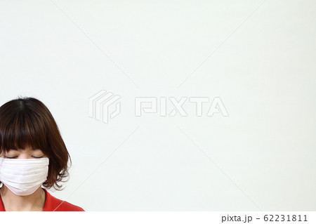 マスクをする女性 62231811