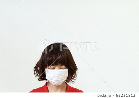 マスクをする女性 マスクをする女性 62231812