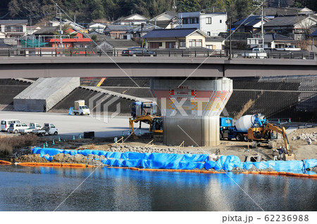 河川付近の工事現場 河川付近の工事現場 62236988