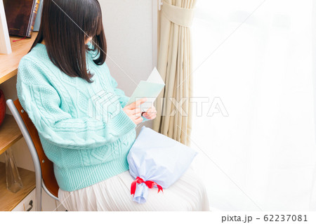 妊婦 メッセージカード ギフト プレゼント ベビーシャワー 産休 挨拶の写真素材