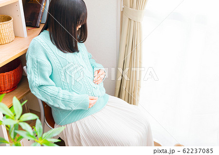 胎動を確認する妊婦 胎動を確認する妊婦 62237085