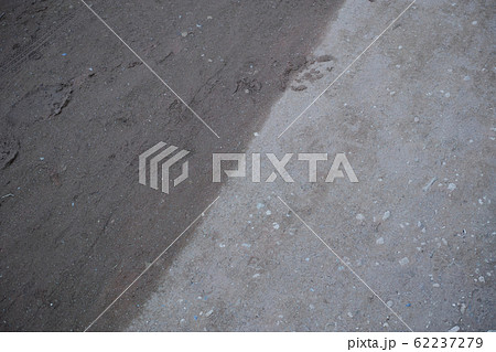 乾いた地面と湿った地面 62237279