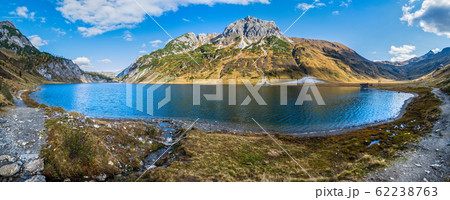 Sunny autumn alpine Tappenkarsee lake and rocky mountains above, Kleinarl, Land Salzburg, Austria. 62238763