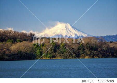 冬の狭山湖 強風下の富士山の写真素材