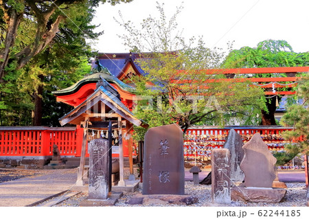 新緑と榴岡天満宮筆塚 62244185