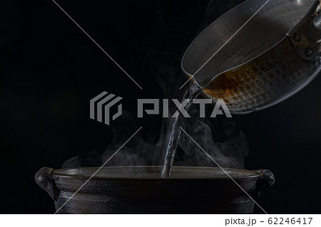 土鍋からあがる湯気 62246417