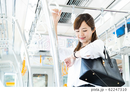 通勤　女性　電車　ビジネスウーマン　撮影協力：京王電鉄株式会社 62247310