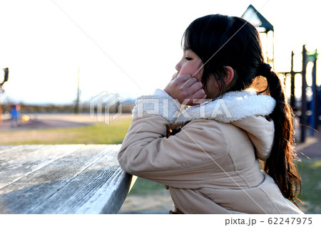 不機嫌な女の子、待ち人来ずなのかケンカをしたのか、思い煩ってます 62247975