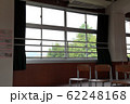 生徒がいない学校の学校、教室の窓越しに見える緑 62248168