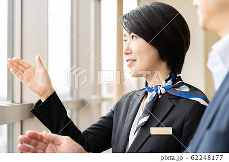 コンシェルジュ 案内 女性 コンシェルジュ 案内 女性 62248177